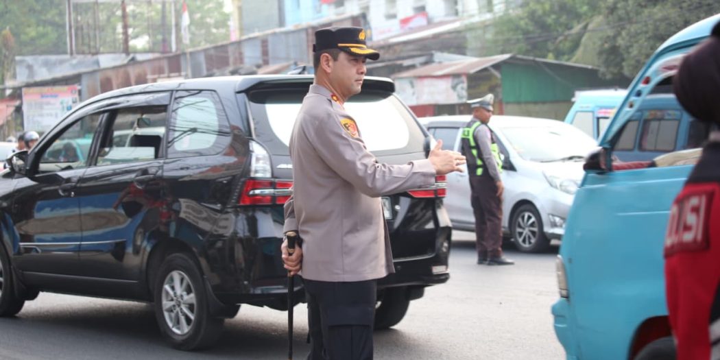 Kapolrestabes Makassar Kombes Pol Arya Perdana turun langsung mengatur arus lalu lintas di Kecamatan Biringkanaya