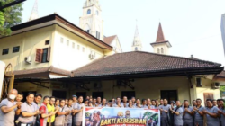 Polrestabes Makassar menggelar aksi Jumat Bersih di halaman samping Gereja Katedral Makassar
