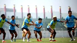 Sejumlah pemain Madura United FC sedang berlatih untuk menghadapi PSM Makassar