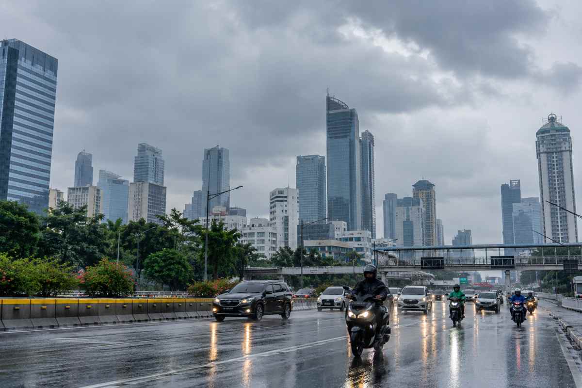 Cuaca Jakarta hari ini berawan dan berpotensi hujan ringan.