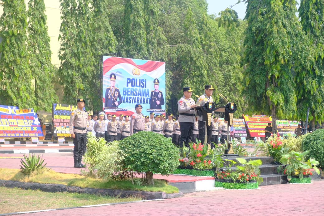Awal Chairuddin menerima Pataka Pallawa Lipu di Mapolda Sulsel.