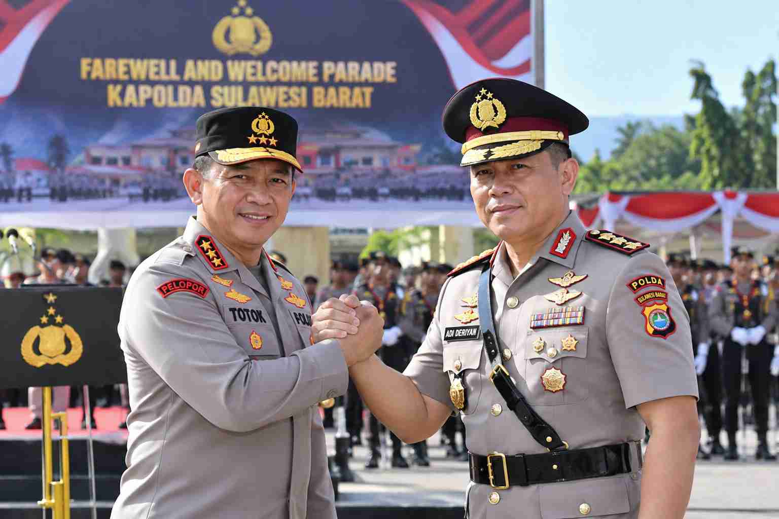 Irjen Totok Suharyanto dan Irjen Adi Deriyan Jayamarta dalam seremoni pergantian Kapolda Sulawesi Barat.