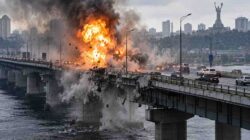 Rusia Serang Jembatan Kyiv Saat Kanselir Jerman Bertemu Zelensky