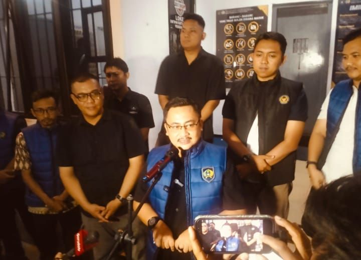 Kepala Rutan Kelas I Depok Ario Galih Maduseno memberikan keterangan kepada wartawan terkait video viral.