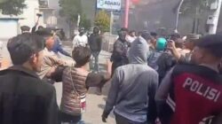 Massa menggeruduk Kantor Pos Sungguminasa. (Foto: istimewa)