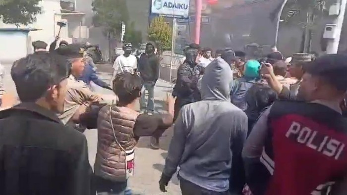 Massa menggeruduk Kantor Pos Sungguminasa. (Foto: istimewa)
