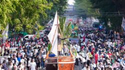 Bukan Berlayar di Laut, Kapal Ini Ikut Gerakan Anti Mager di Makassar