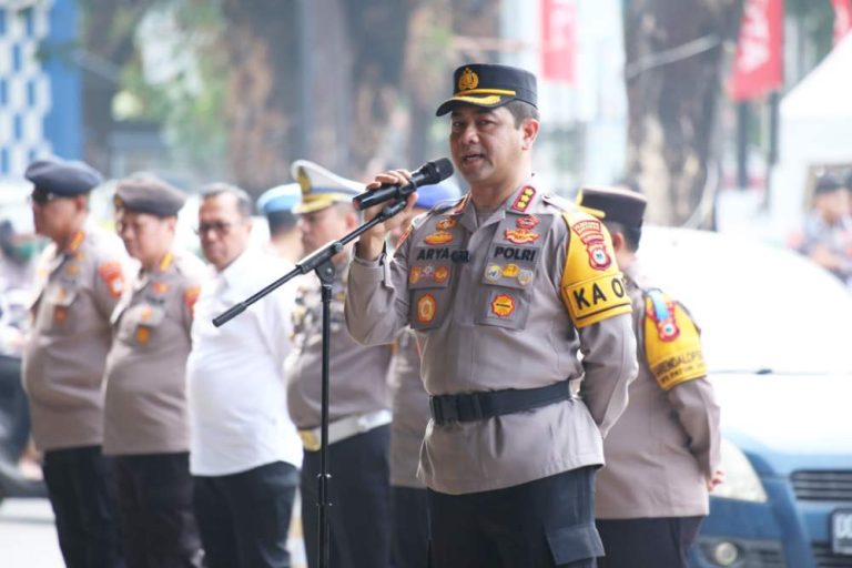 Kapolrestabes Makassar Kombes Pol Arya Perdana memimpin apel pengamanan aksi unjuk rasa Hari Sumpah Pemuda.