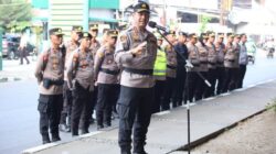 Kapolrestabes Makassar, Kombes Pol. Arya Perdana memimpin apel kesiapan pengamanan di bawah flyover Jalan Urip Sumoharjo, Makassar.