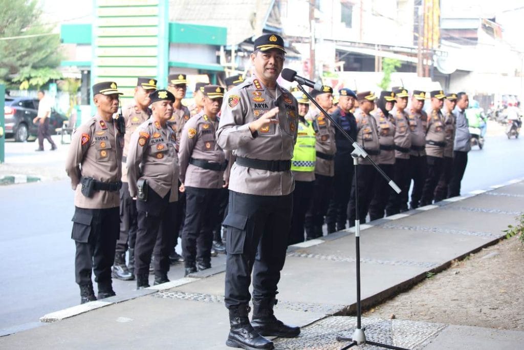 Kapolrestabes Makassar, Kombes Pol. Arya Perdana memimpin apel kesiapan pengamanan di bawah flyover Jalan Urip Sumoharjo, Makassar.