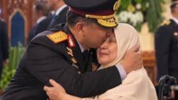Usai Pelantikan Bintang Empat, Kapolri Suyudi Duduk Bersimpuh di Hadapan Sang Ibunda