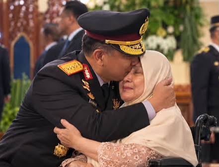 Kapolri Suyudi Ario Seto tersimpuh di hadapan ibunda seusai pelantikan