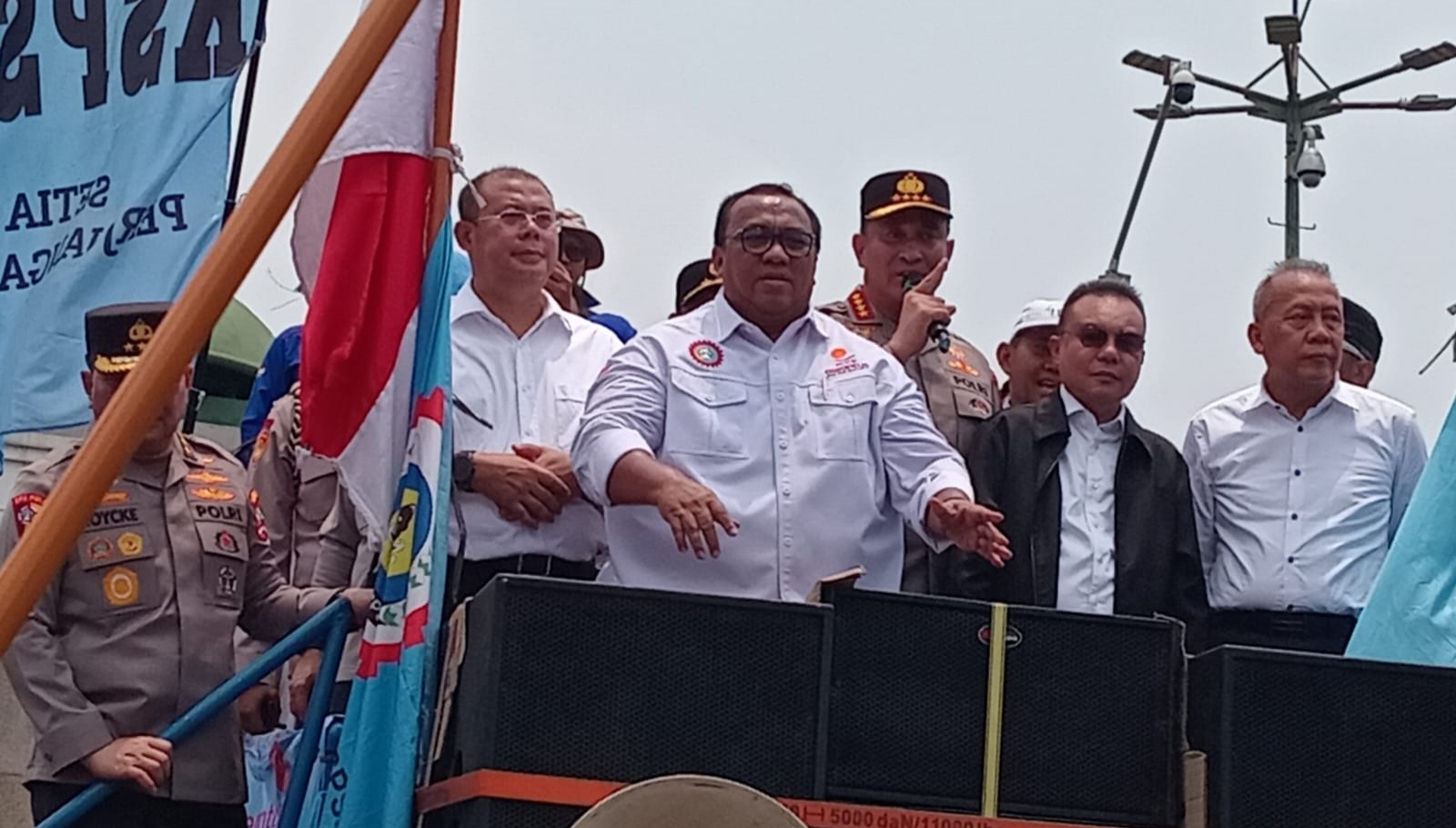 Kapolri Suyudi Ario Seto saat menemui massa aksi buruh di depan Gedung DPR RI Jakarta.