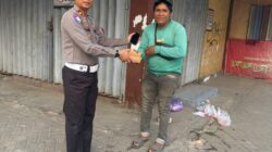 Kasubdit Gakkum Polda Sulsel berbagi nasi kotak dan mengedukasi pengendara di Makassar.