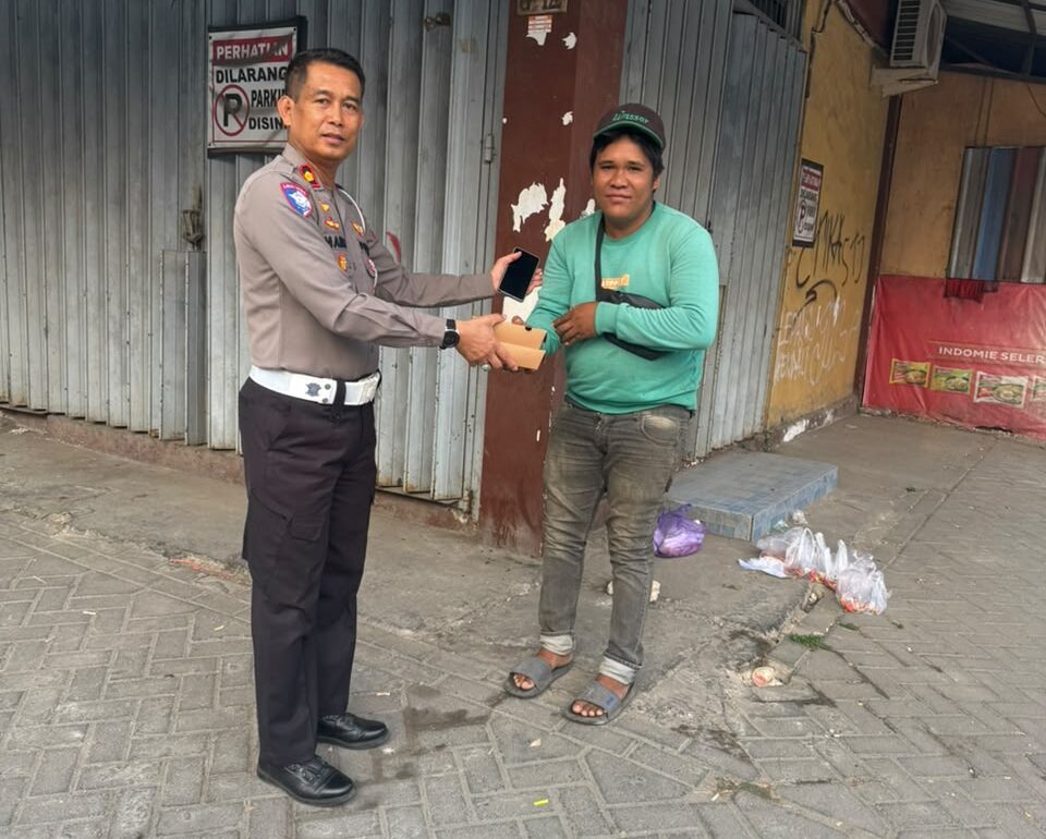 Kasubdit Gakkum Polda Sulsel berbagi nasi kotak dan mengedukasi pengendara di Makassar.
