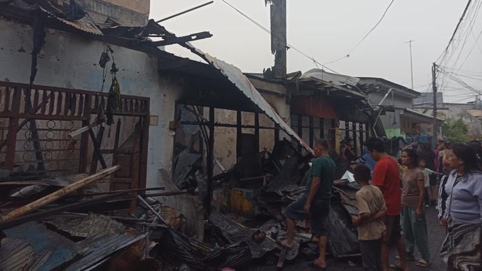 Kebakaran di permukiman padat penduduk Bontoala Makassar merusak tujuh rumah dan satu gudang.