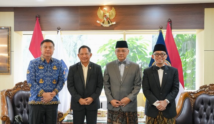 Menteri Haji dan Umrah Mochamad Irfan Yusuf saat membahas pemadanan data jemaah haji dengan Kemendagri