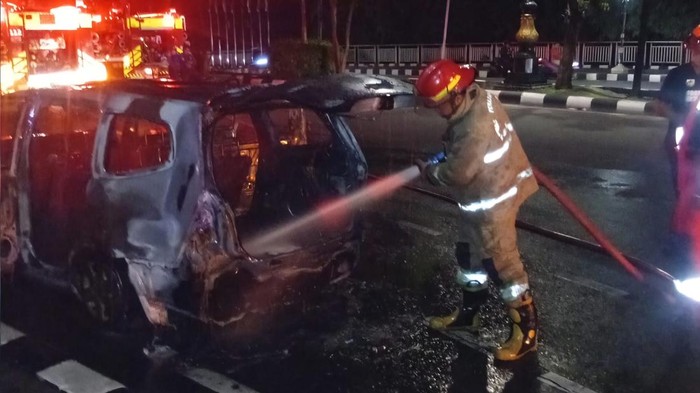 Mobil terbakar diduga akibat korsleting listrik di dekat Tugu Helikopter Cibinong.