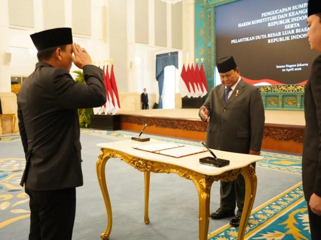 Nuzran Joher mengucapkan sumpah sebagai Ketua Ombudsman RI