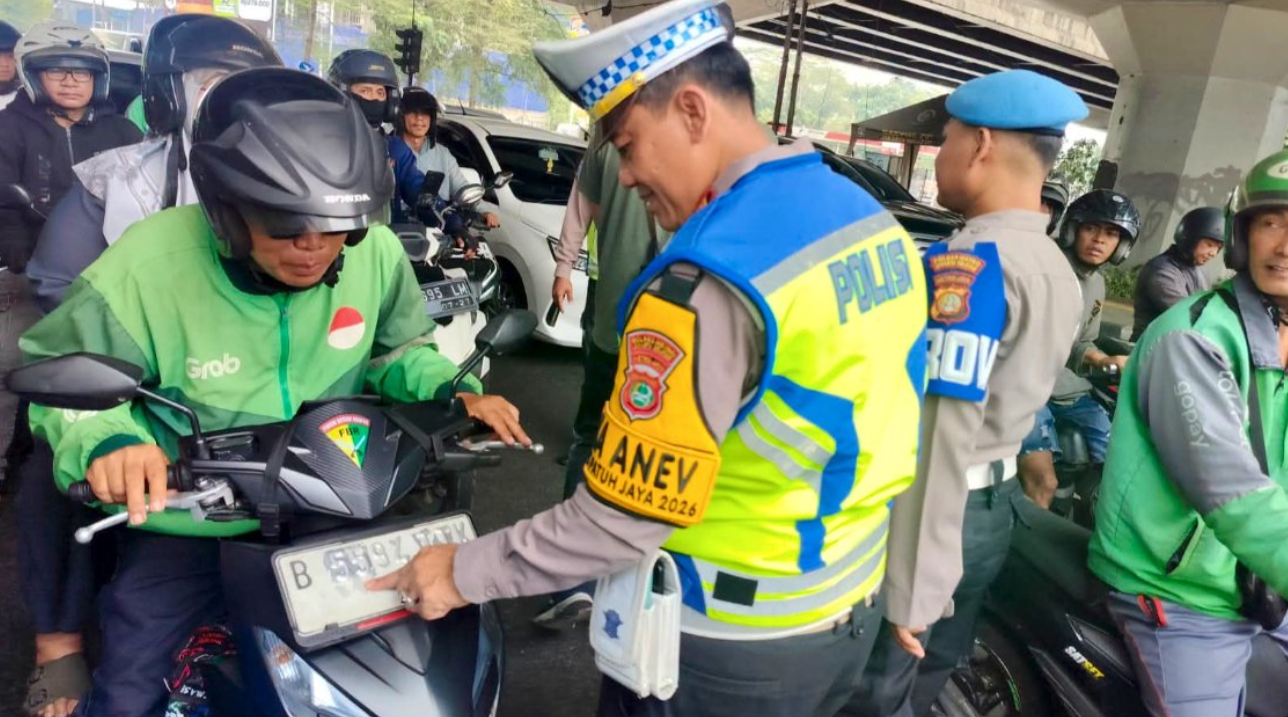 Petugas kepolisian menindak pelanggar lalu lintas dalam Operasi Patuh Jaya 2026 (TMC Polda Metro Jaya)