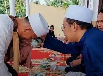 Tangkapan layar video yang beredar di media sosial memperlihatkan pria berpeci putih yang disebut mengaku sebagai Imam Mahdi di Bangkalan, Madura.