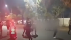 Detik-detik polisi ditabrak pengendara motor.