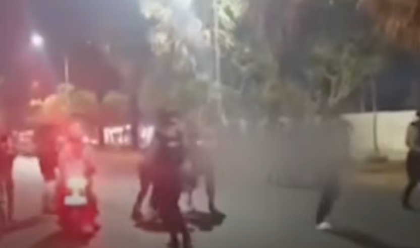 Detik-detik polisi ditabrak pengendara motor.