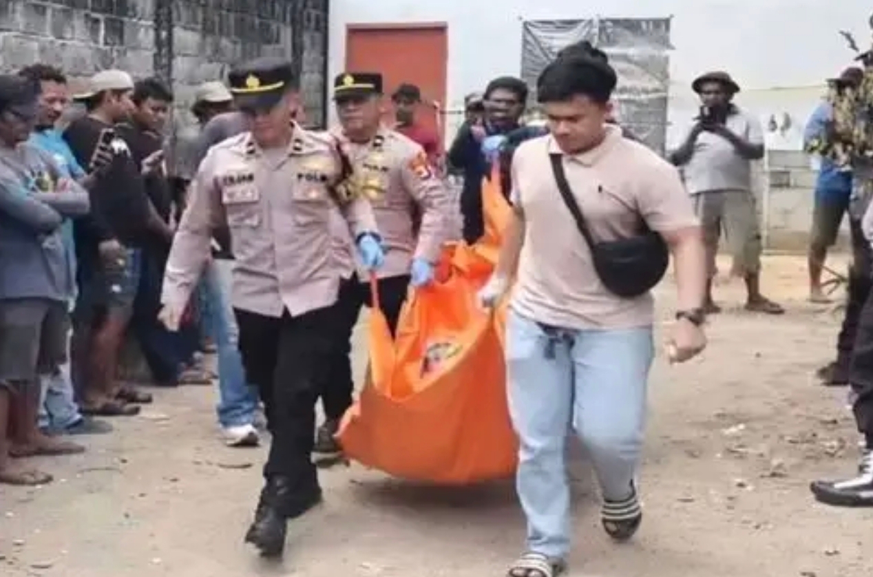AF, pria yang diduga membunuh tiga anggota keluarganya di Kampung Purwa Jaya, Tulang Bawang, tewas setelah menyerang polisi dengan senjata tajam saat hendak ditangkap.