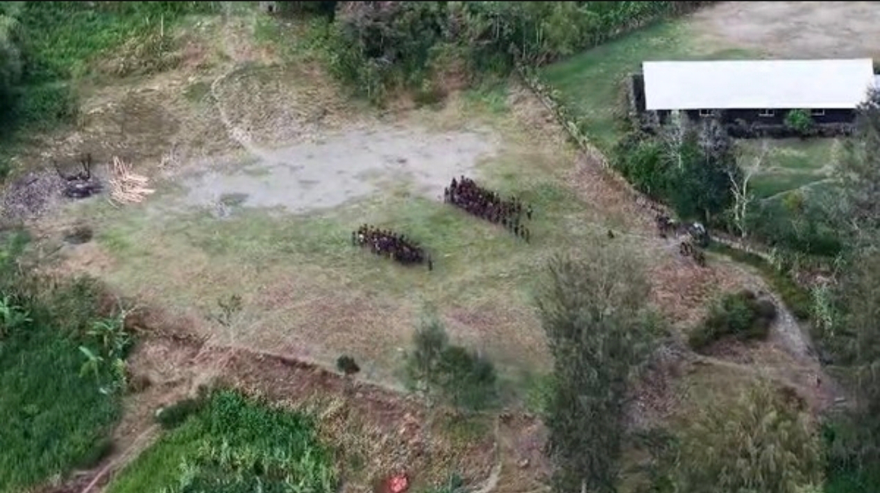 Rekaman udara yang memperlihatkan sekelompok orang diduga anggota Organisasi Papua Merdeka (OPM) membawa senjata api