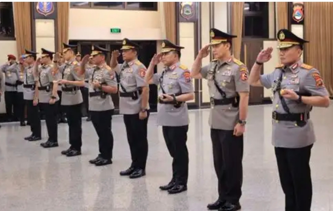 Kapolri Jenderal Pol Suyudi Ario Seto resmi menyerahterimakan jabatan (sertijab) Inspektur Pengawasan Umum (Irwasum) Polri dan empat Kepala Kepolisian Daerah (Kapolda) di Rupattama Mabes Polri, Jakarta, Jumat (9/10/2026). (Foto: Humas Polri).