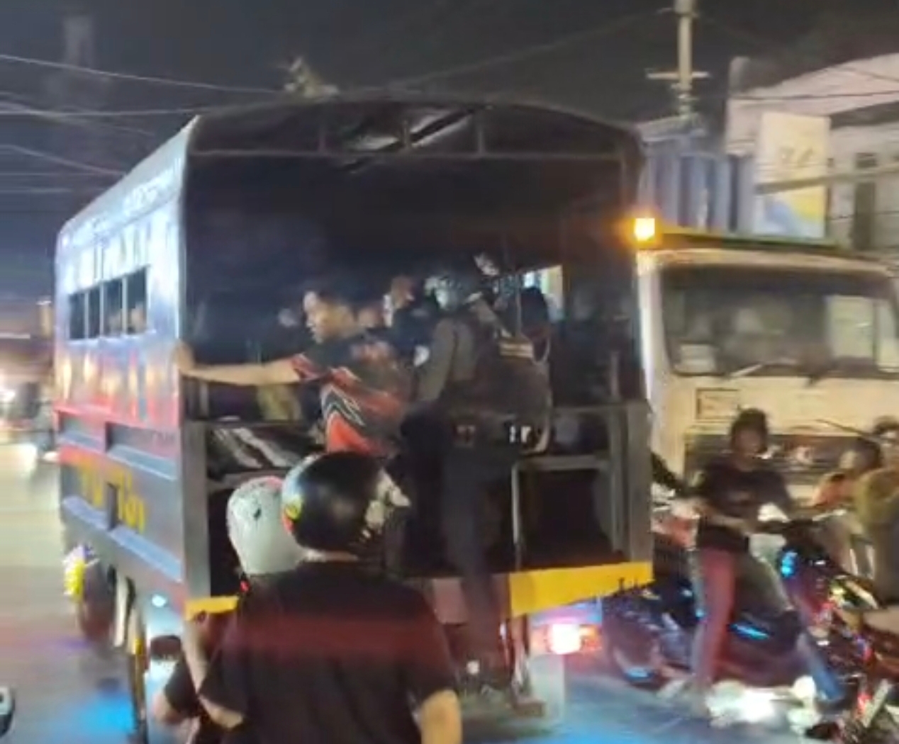 Polisi menggerebek Kampung Borta Makassar, yang diduga sebagai sarang peredaran narkoba, Jumat 9 Oktober 2026.