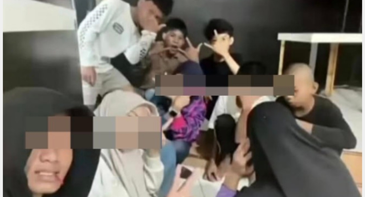 sejumlah remaja yang berswafoto dengan anggota geng motor tersangka pembunuhan mahasiswa di Polsek Biringkanaya, Kota Makassar, Sulawesi Selatan. (Ist)