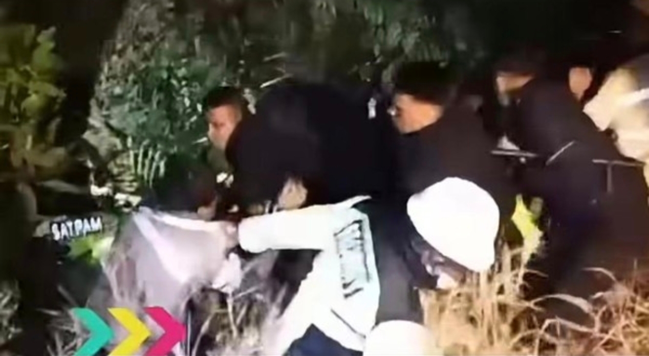LG diduga mendekati AMG secara tiba-tiba dari arah belakang. Terduga pelaku kemudian membekap mulut korban dan menjatuhkannya ke area rerumputan di pinggir jalan.