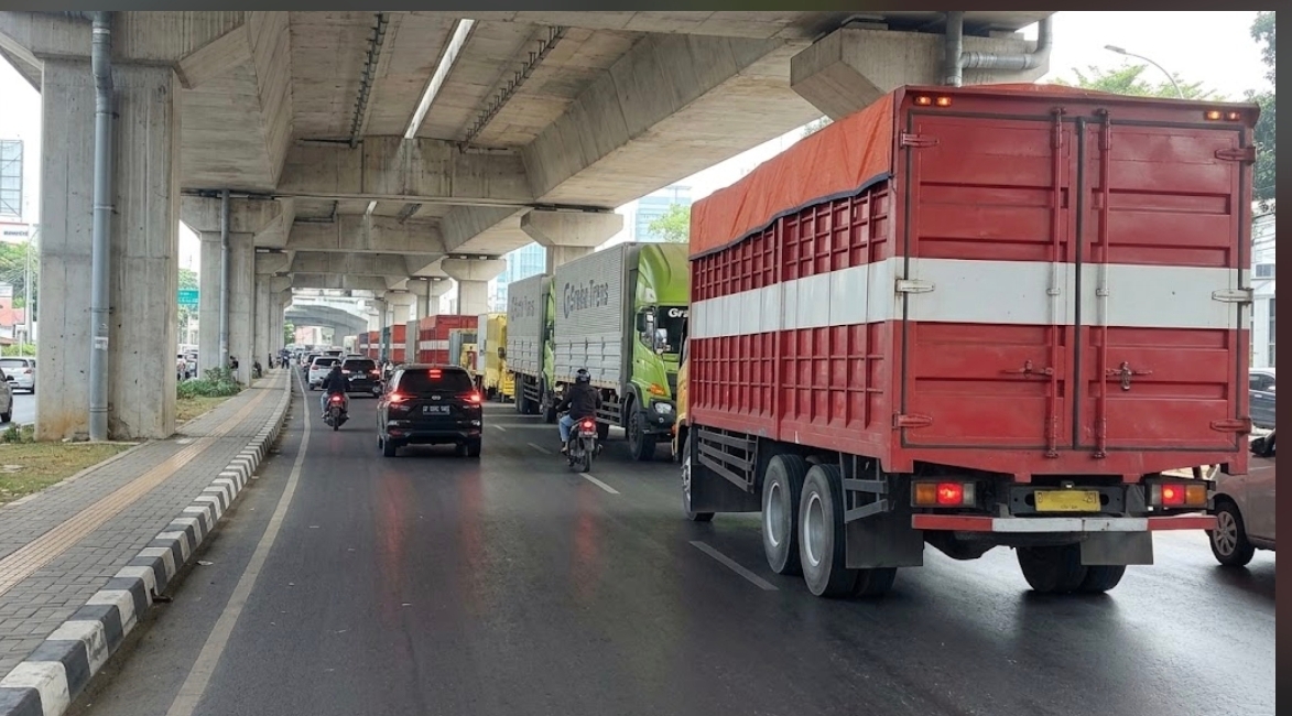 Sejumlah truk yang sedang antre solar tampak memakan sebagian bahu Jalan Pettarani, Kota Makassar.
