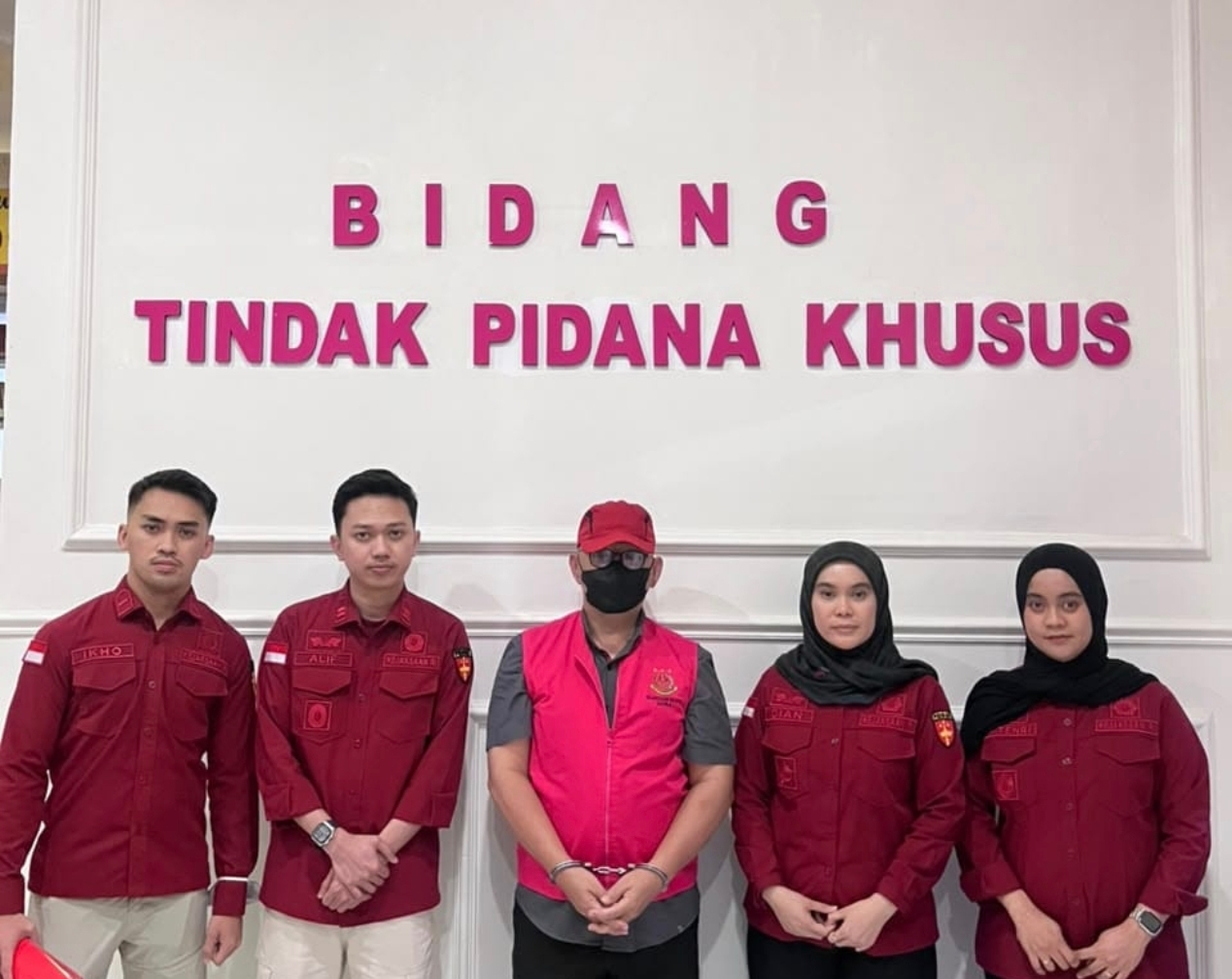 Tim Kejari Gowa saat mengeksekusi mantan Direktur RSUD Syekh Yusuf, dr. H, Salahuddin kasus dugaan korupsi dana JKN. (Ist)