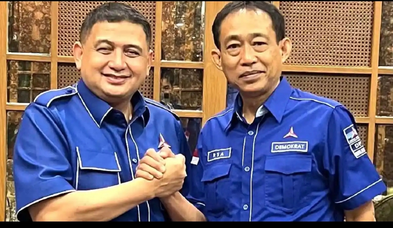 Ketua DPC Partai Demokrat Parepare, Rahmat Sjamsu Alam salam komando bersama bakal calon ketua DPD Partai Demokrat Sulsel Munafri Arifuddin di Hotel Aryaduta, Kota Makassar, pekan lalu.
