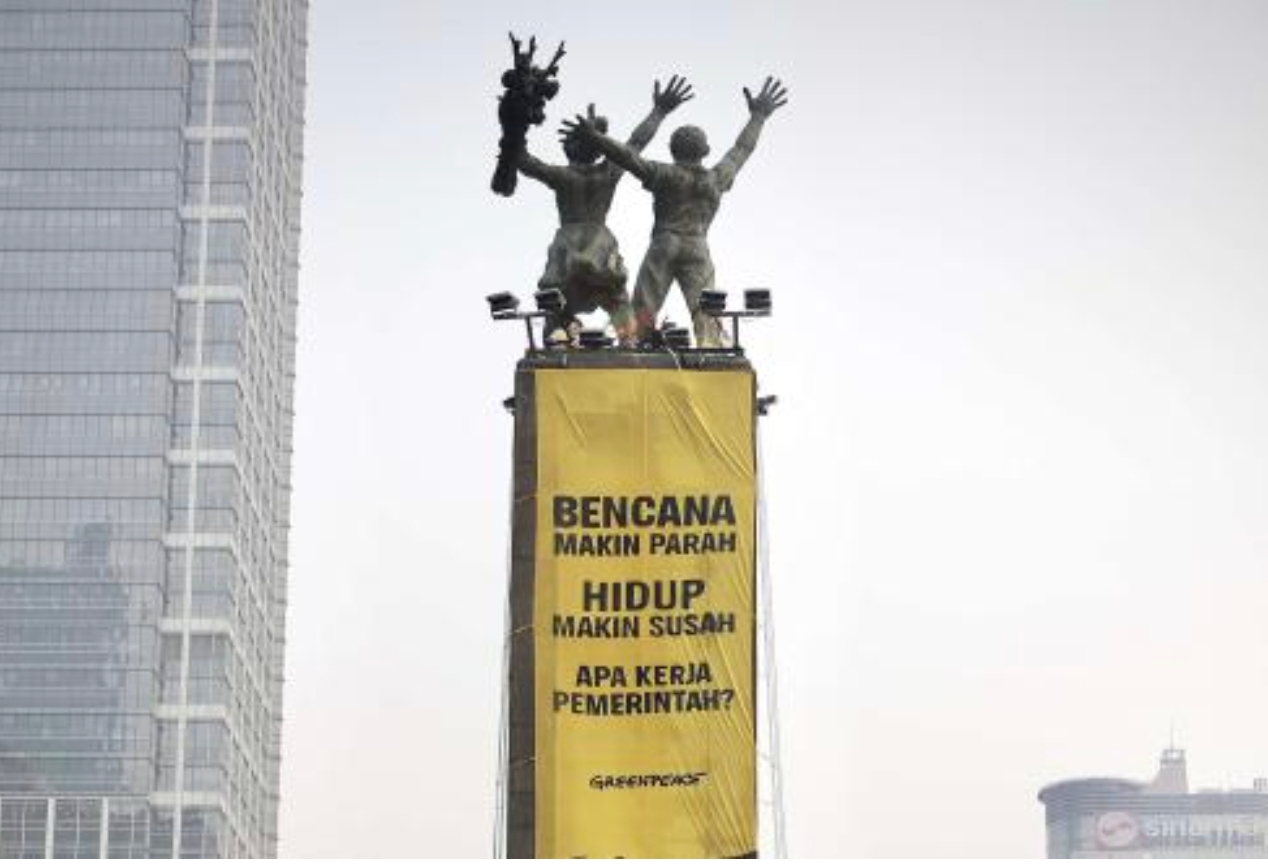 Spanduk Greenpeace Indonesia dibentangkan di Monumen Bundaran HI, Jakarta, Selasa (20/10/2026). (Dok Greenpeace)