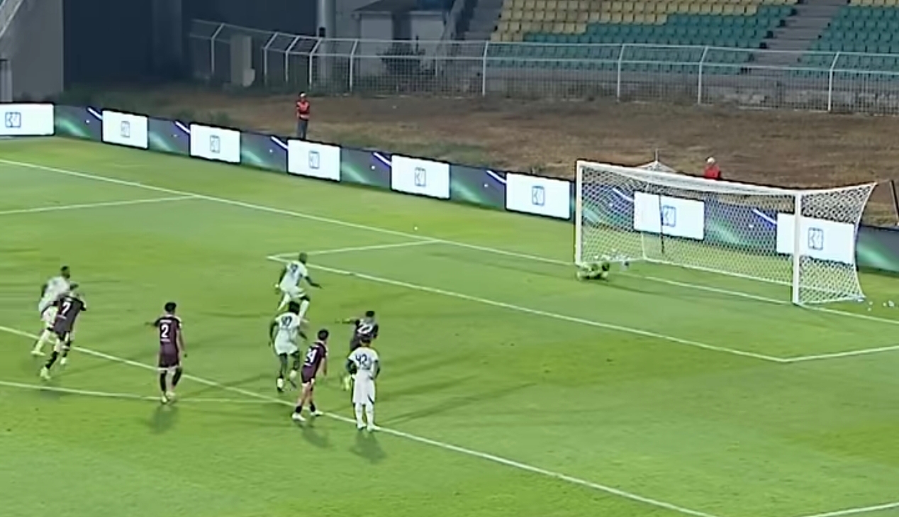 Kiper PSM Makassar berhasil menggagalkan dua penalti Persebaya Surabaya.