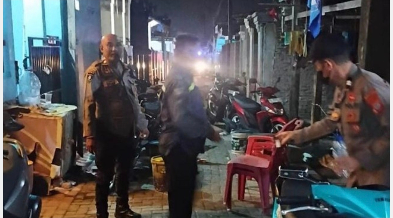 Polisi bubarkan pesta miras di Kecamatan Manggala, Makassar, karena ganggu ketenangan warga.