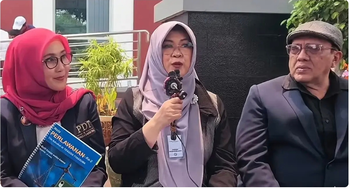 Dokter Tifa bersama kuasa hukumnya.