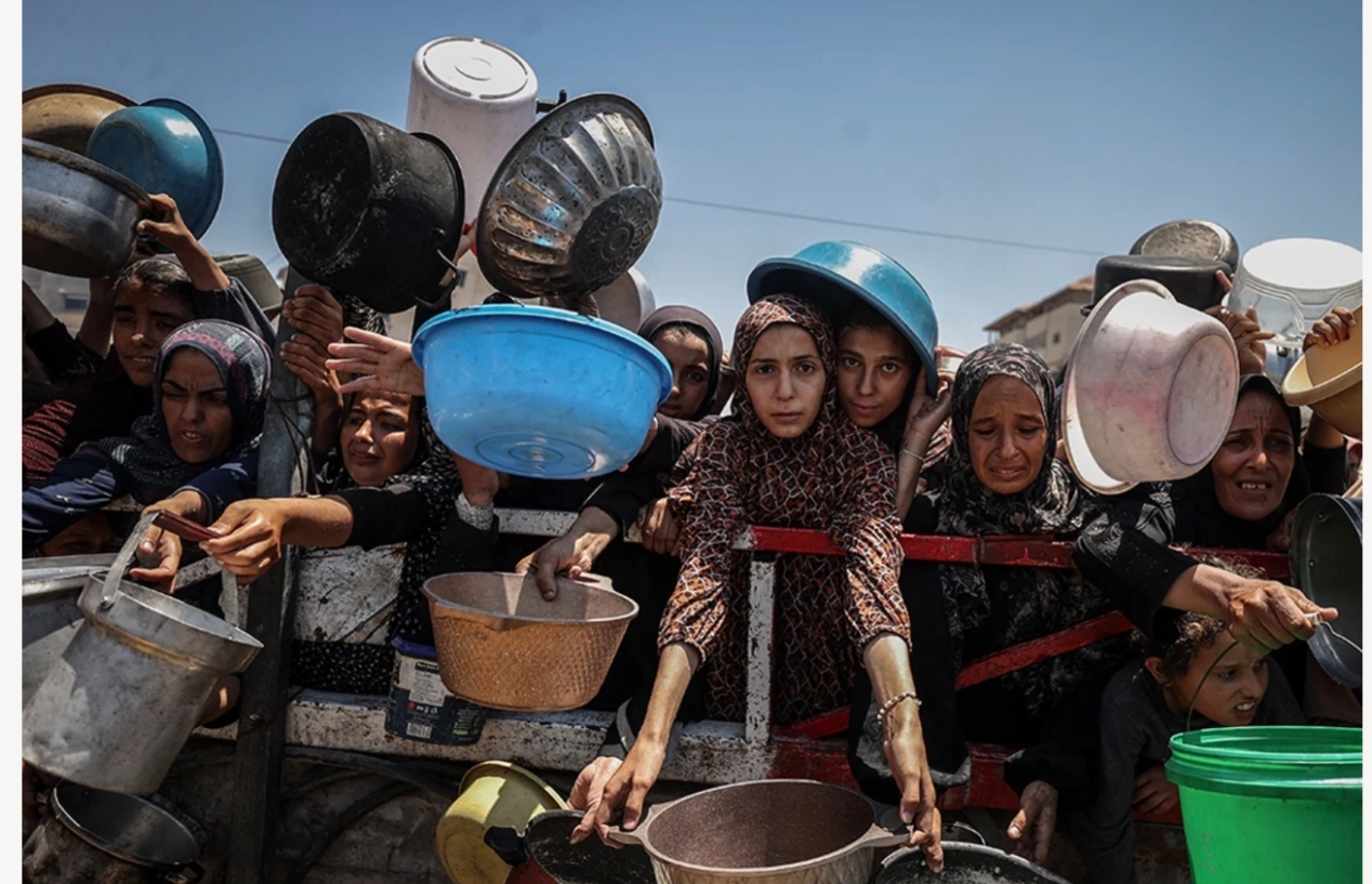 Kerumunan terbentuk di Kota Gaza saat warga Palestina mengantre untuk menerima makanan yang dibagikan oleh sebuah badan amal di tengah blokade Israel yang masih berlangsung. Ali Jadallah/Anadolu/Getty Images