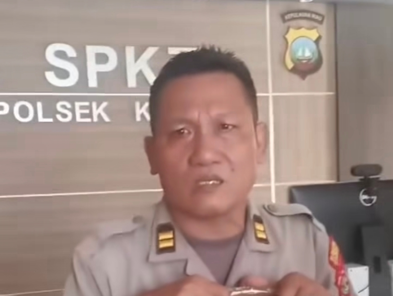 Unggahan korban, Aprizal saat meminta kejelasan perkara di Polsek Kundur.