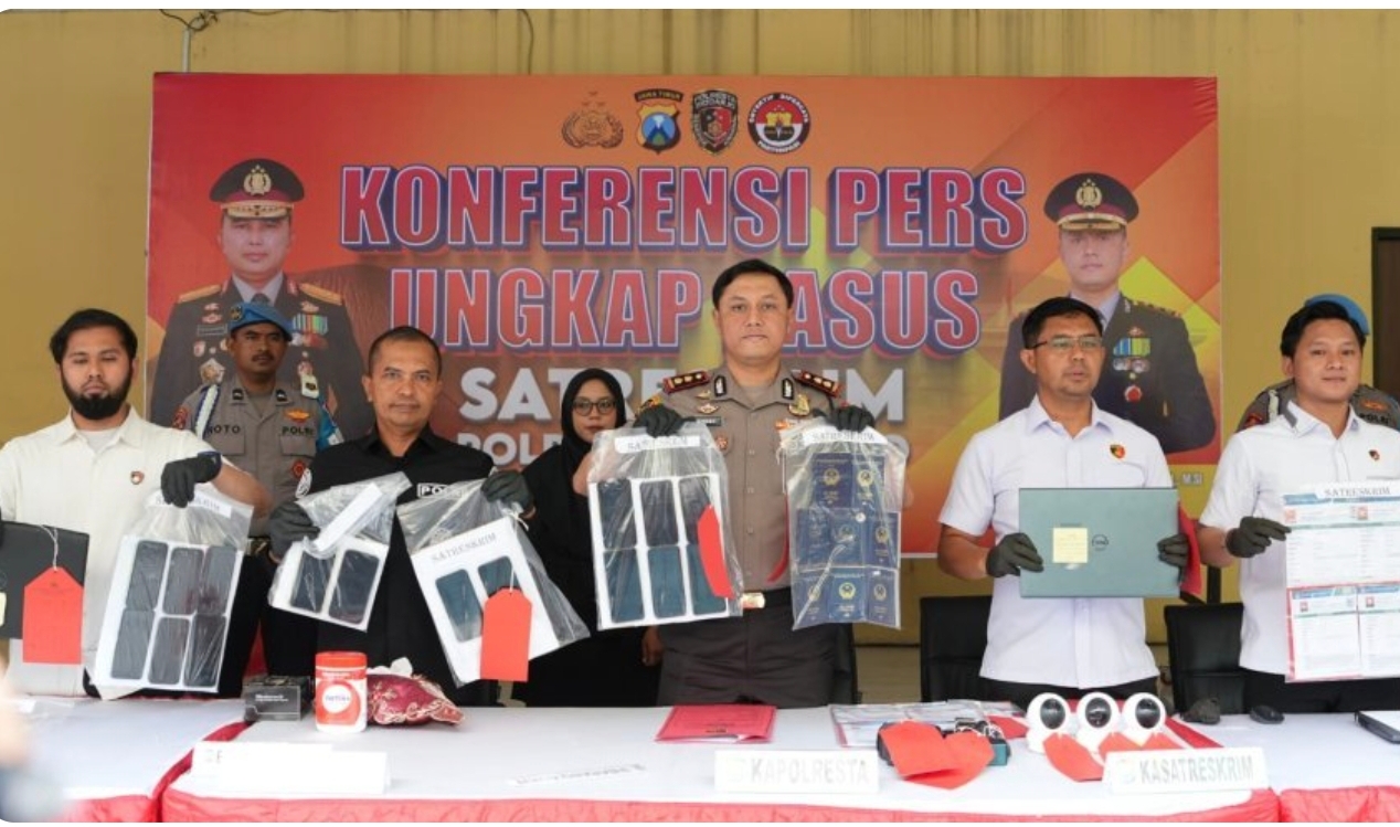 Polisi menyita 20 ponsel dan tujuh komputer untuk membongkar dugaan jaringan penipuan online lintas negara yang beroperasi selama empat bulan.