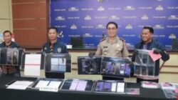 Polisi saat merilis kasus jual beli akun WhatsApp dan Telegram ilegal serta jasa promosi judi online di Mapolda Jatim, Surabaya, Jumat (30/10/2026)