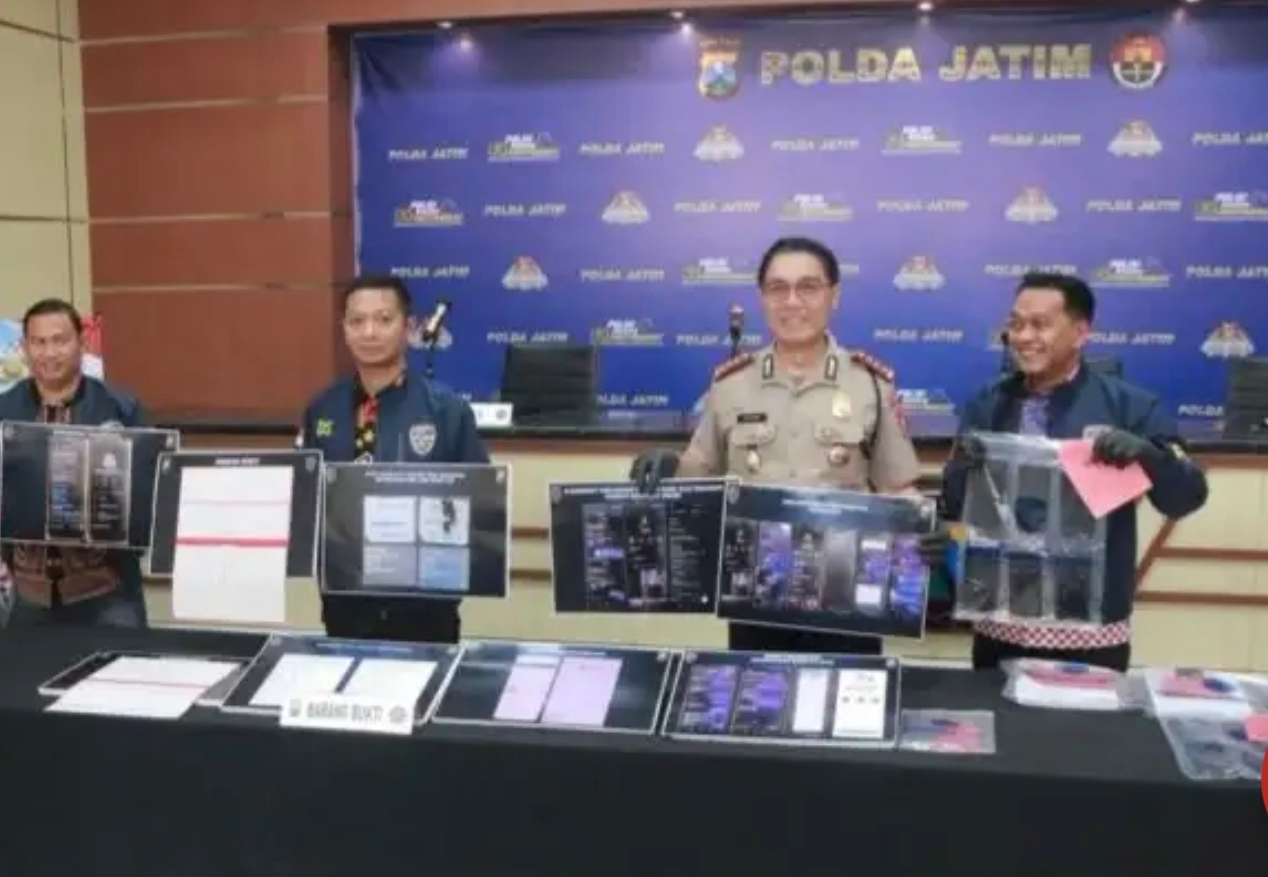 Polisi saat merilis kasus jual beli akun WhatsApp dan Telegram ilegal serta jasa promosi judi online di Mapolda Jatim, Surabaya, Jumat (30/10/2026)