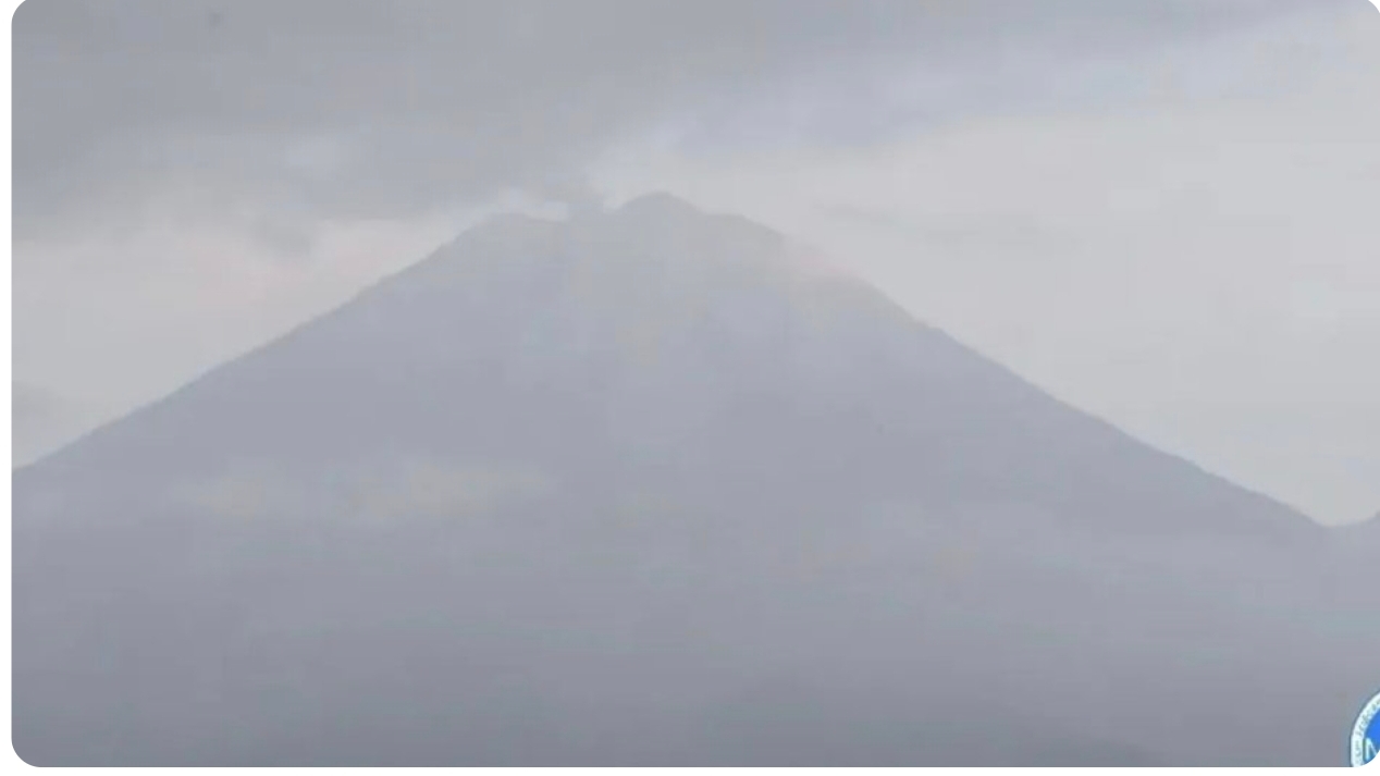 Gunung Semeru erupsi dengan tinggi letusan 300 meter di atas puncak pada Kamis (29/10/2026) pagi. (ANTARA)