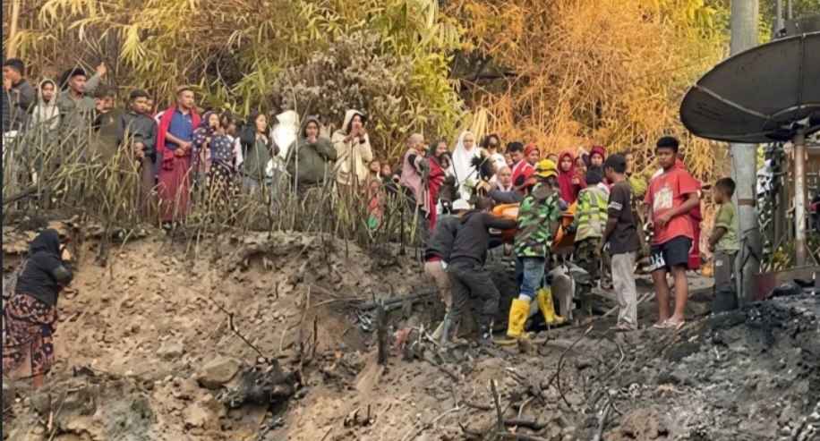 Petugas Pemadam Kebakaran bersama warga saat mengevakuasi jenazah korban kebakaran di Sinjai (Ist)