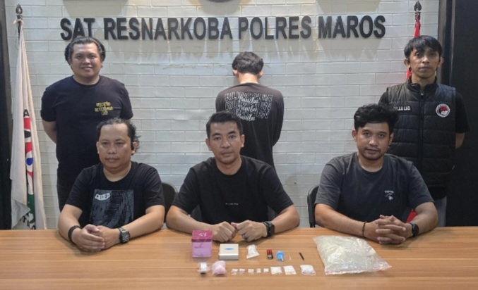 Satresnarkoba Polres Maros saat melakukan ekspose pengungkapan kasus narkotika. (Ist)