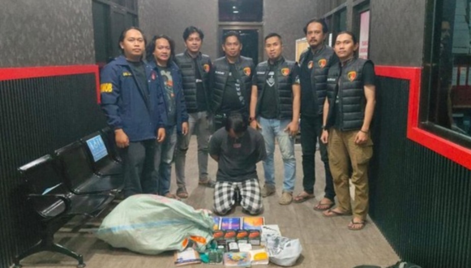 Pelaku bersama barang bukti hasil curian saat diamankan pihak kepolisian Polres Pangkep. (Ist)
