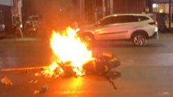 Warga Murka Usai Dilempari Batu dan Petasan, Motor Kelompok Geng Motor di Makassar Dibakar